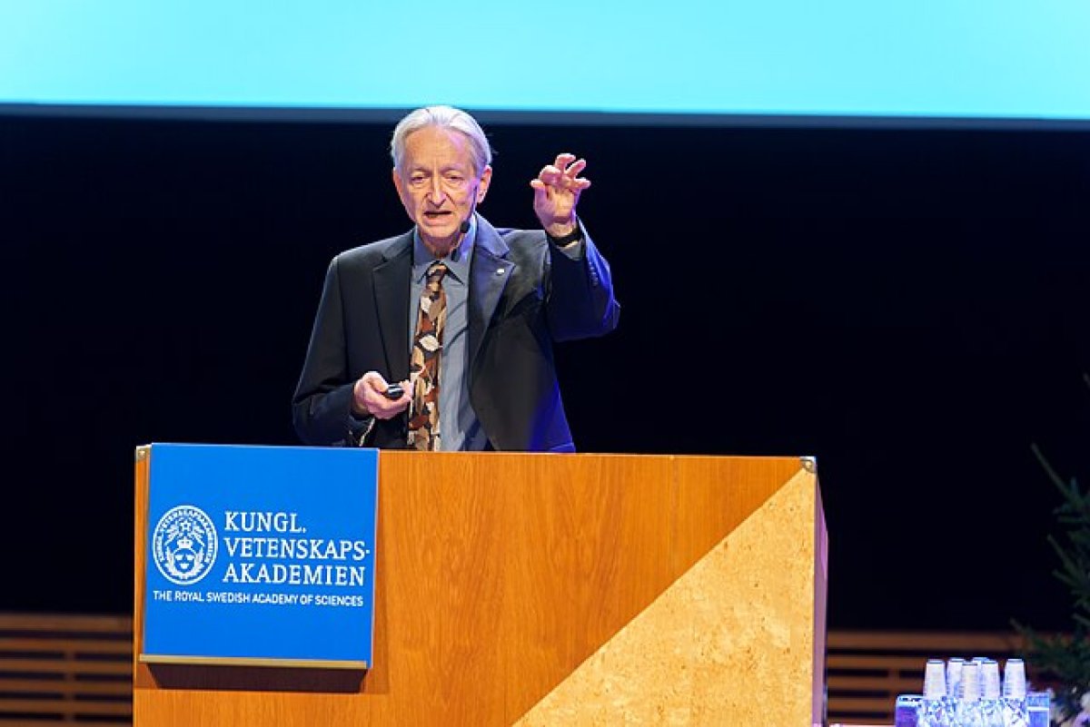 Why Geoffrey Hinton Predicts a Jobless Future In 2026?