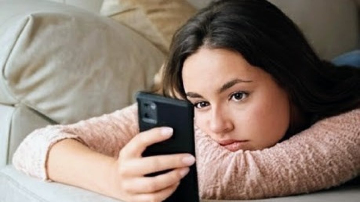 Why Life Feels Boring The Second You Open Your Phone