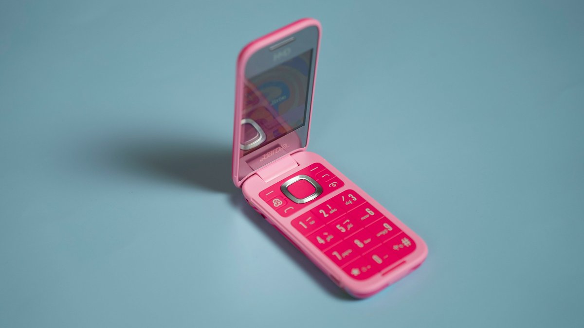 Are Flip Phones Better Than Smartphones in 2026?