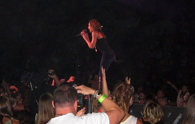 Hilary Duff Kicks Off 2026 Comeback Tour with Emotional Sold-Out London Show