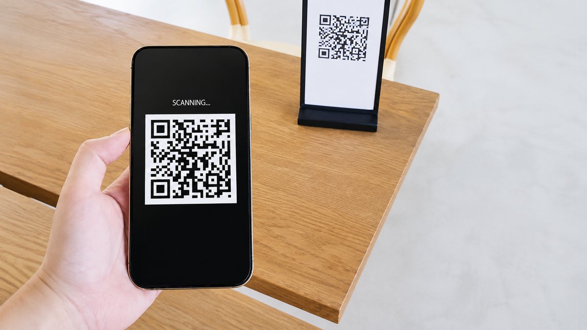 How to Avoid QR Code Scams When Traveling