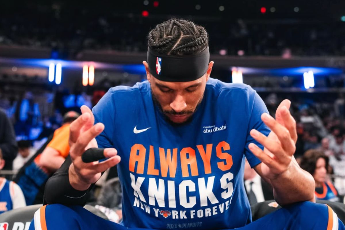 Josh Hart praying before the match