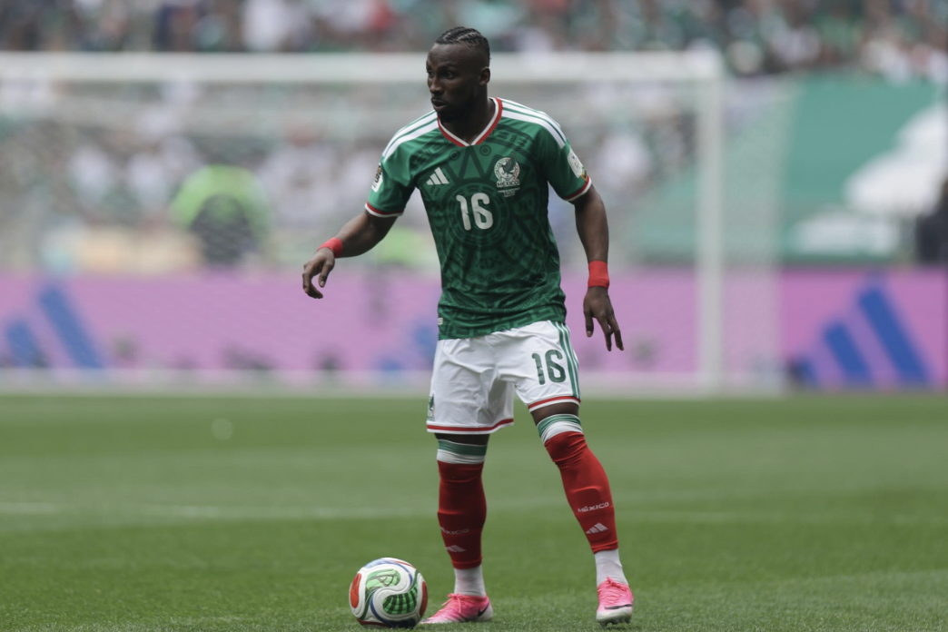 julian qui&ntilde;ones Mexico goal scorer